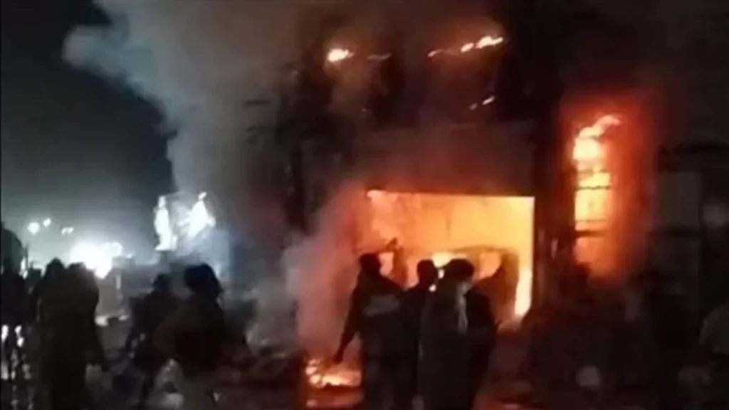 حريق أبو النمرس.. ماس كهربائي بشاحن هاتف يتسبب في اشتعال مخزن بالجيزة